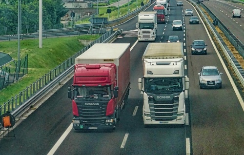 Lieferungen von Abkantwerkzeugen auf der Straße